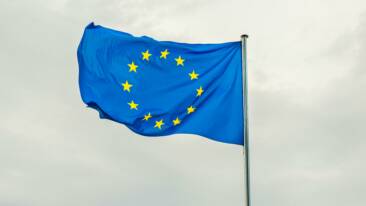 EUn tähtilippu liehuu tuulessa.
